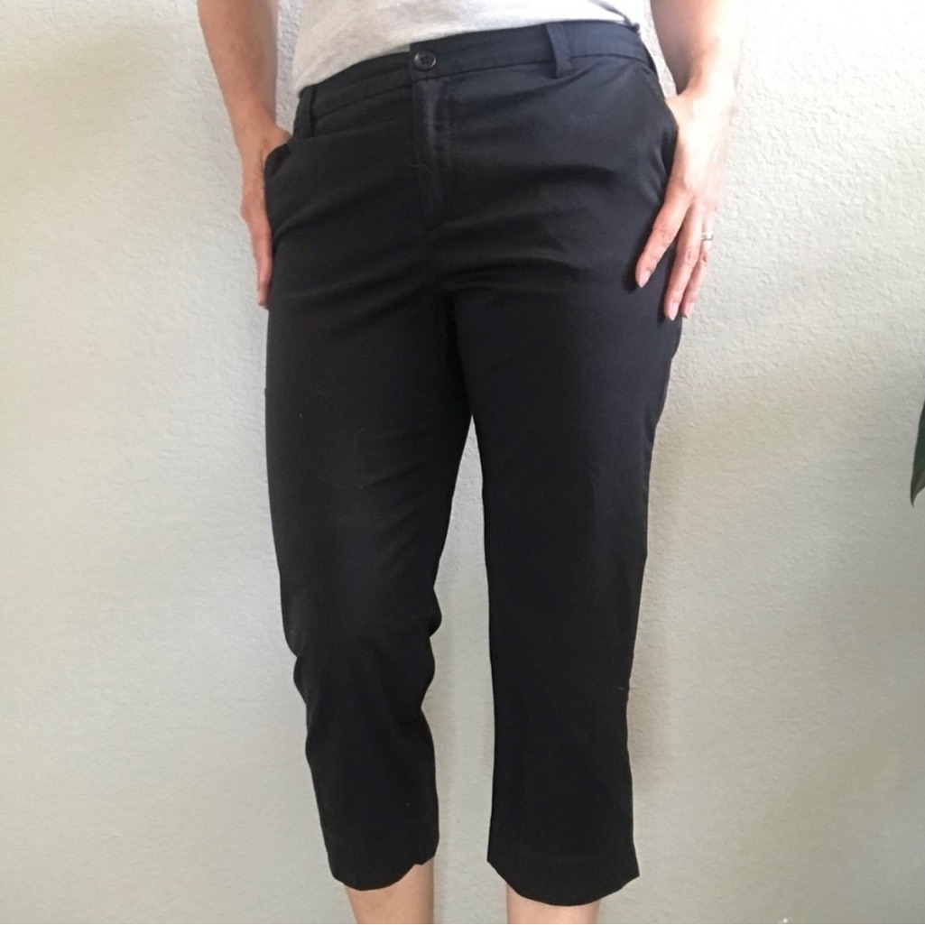 Brand New Banana Republic Martin Black Capris  Size 6